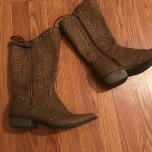 Coconut by Matisse. Brown cowgirl style boots